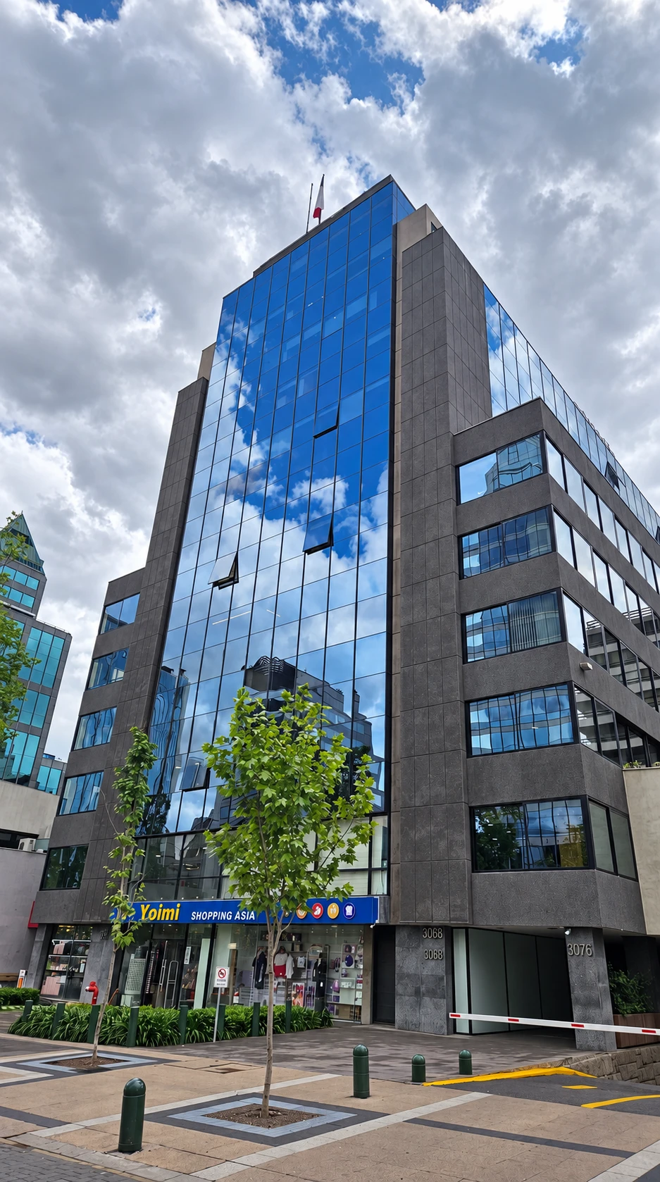 Edificio de las oficinas de Factoring Ahorrochile en Avenida Apoquindo 3078